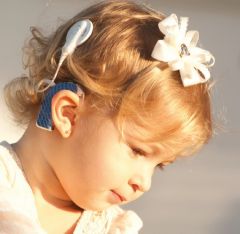 Hörgeräte und Cochlea-Implantat bei Kindern