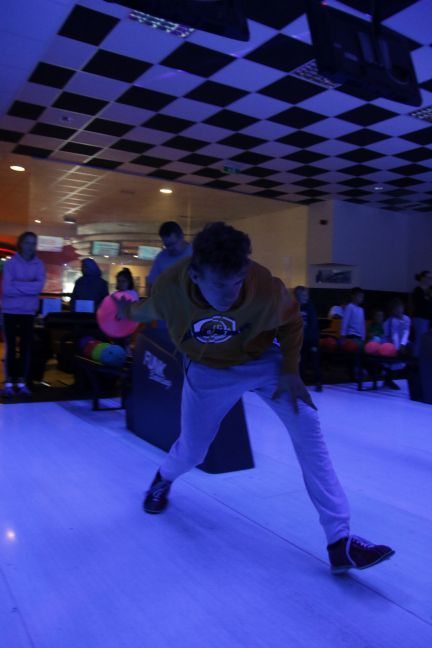 Lukas beim Bowlen
