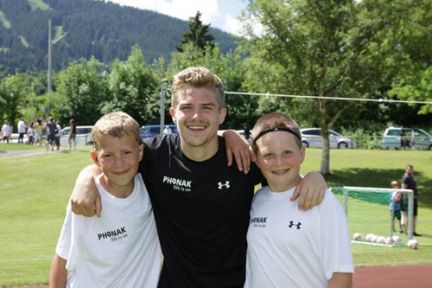 Unsere Seelauscher-Jungs mit Bundesliga-Nachwuchsspieler Simon Ollert